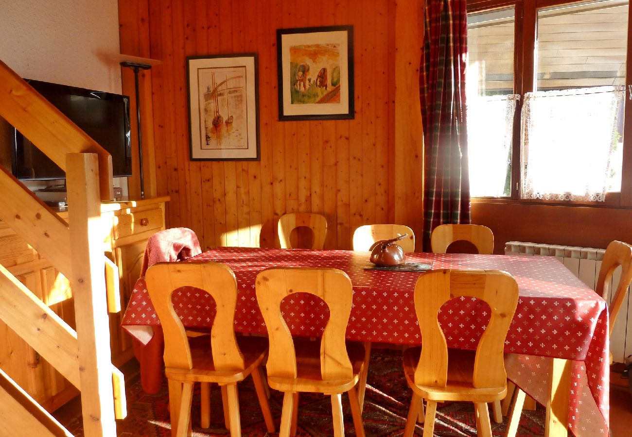 Appartement à Les Carroz d'Arâches - Location appartement de vacances 2 chambres 8 personnes aux Carroz d'Arâches, Haute-Savoie, centre village et proche navette - AME389