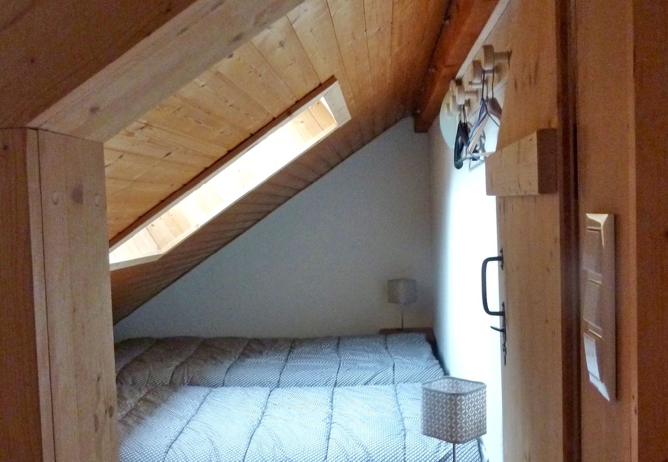 Appartement à Les Carroz d'Arâches - Location appartement de vacances 2 chambres 8 personnes aux Carroz d'Arâches, Haute-Savoie, centre village et proche navette - AME389