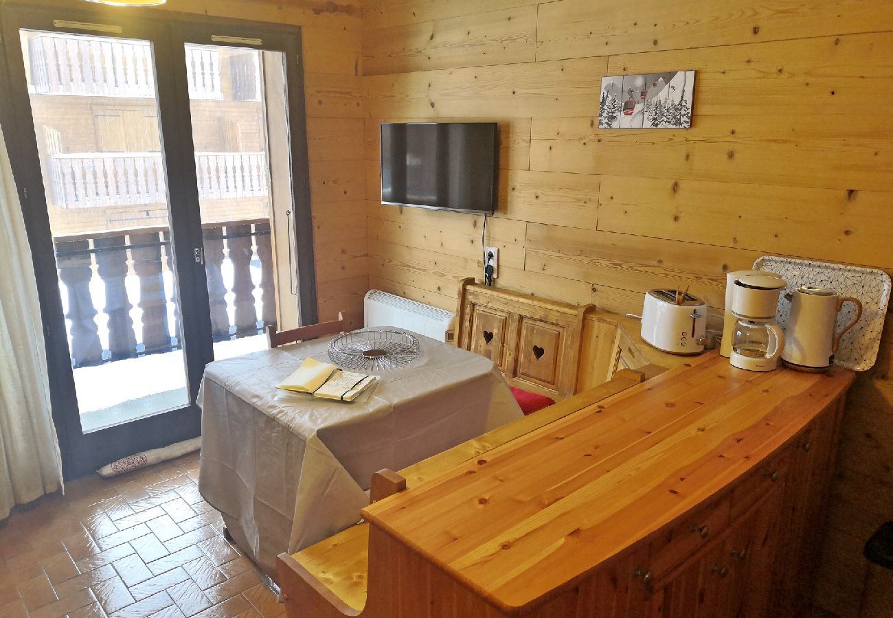 Appartement à Les Carroz d'Arâches - Centre station, studio 4 personnes avec casier à skis et garage - RHO602