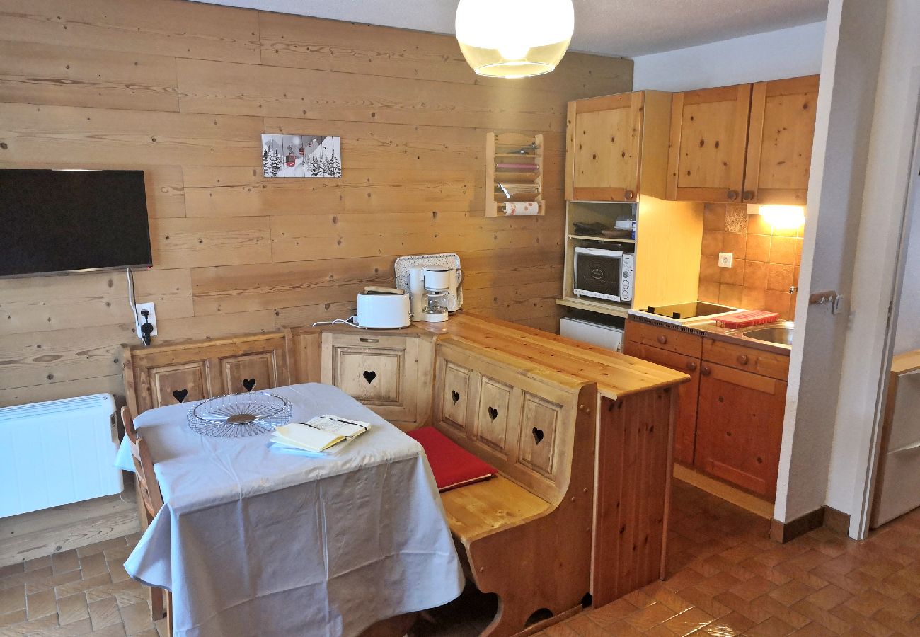 Appartement à Les Carroz d'Arâches - Centre station, studio 4 personnes avec casier à skis et garage - RHO602