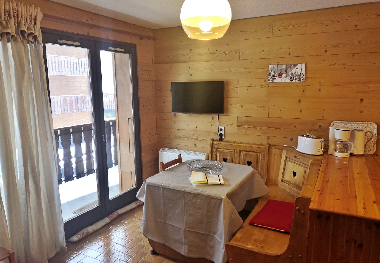 Appartement à Les Carroz d'Arâches - Centre station, studio 4 personnes avec casier à skis et garage - RHO602