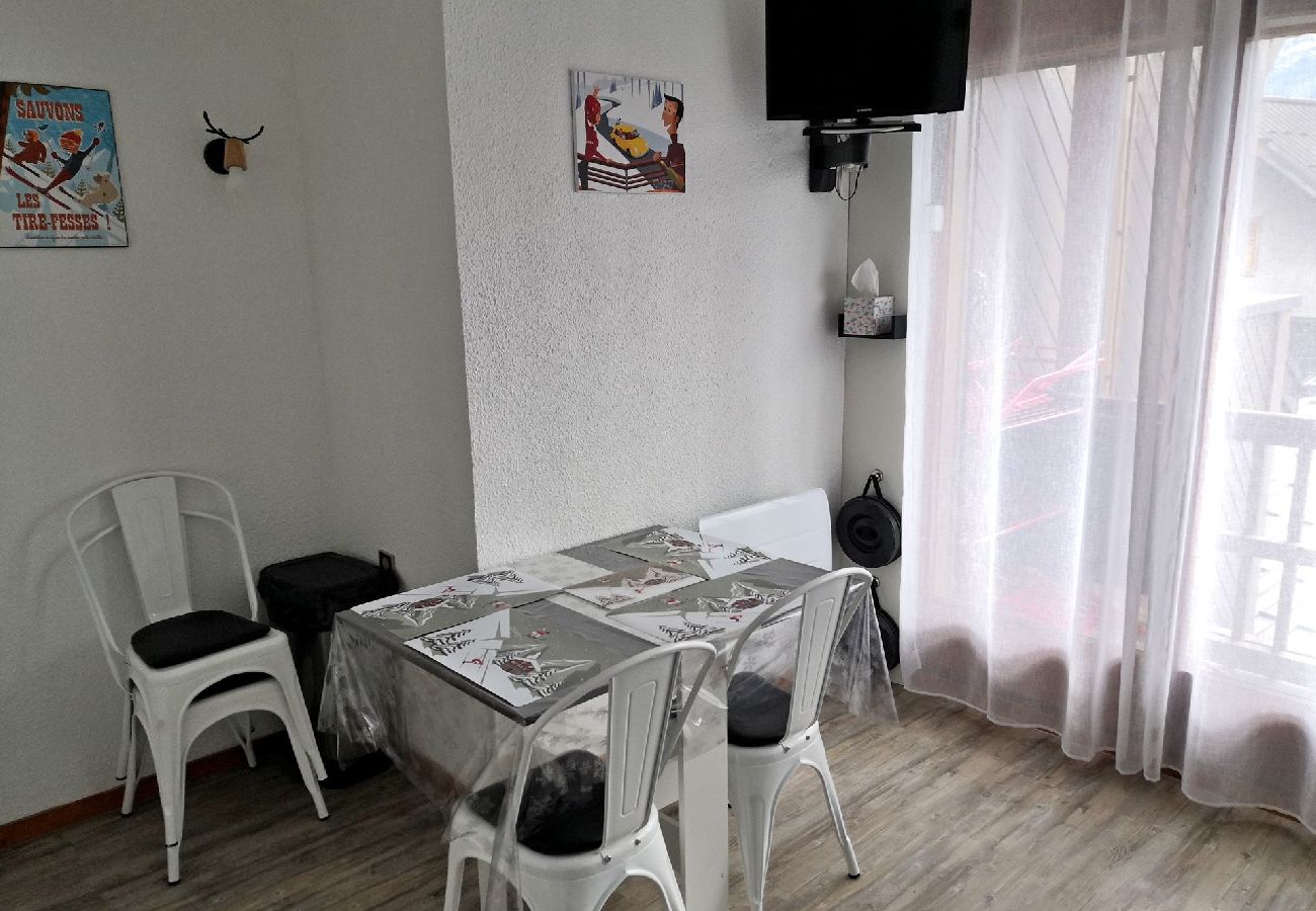 Appartement à Les Carroz d'Arâches - Centre station Appartement 4 personnes  avec parking AME609