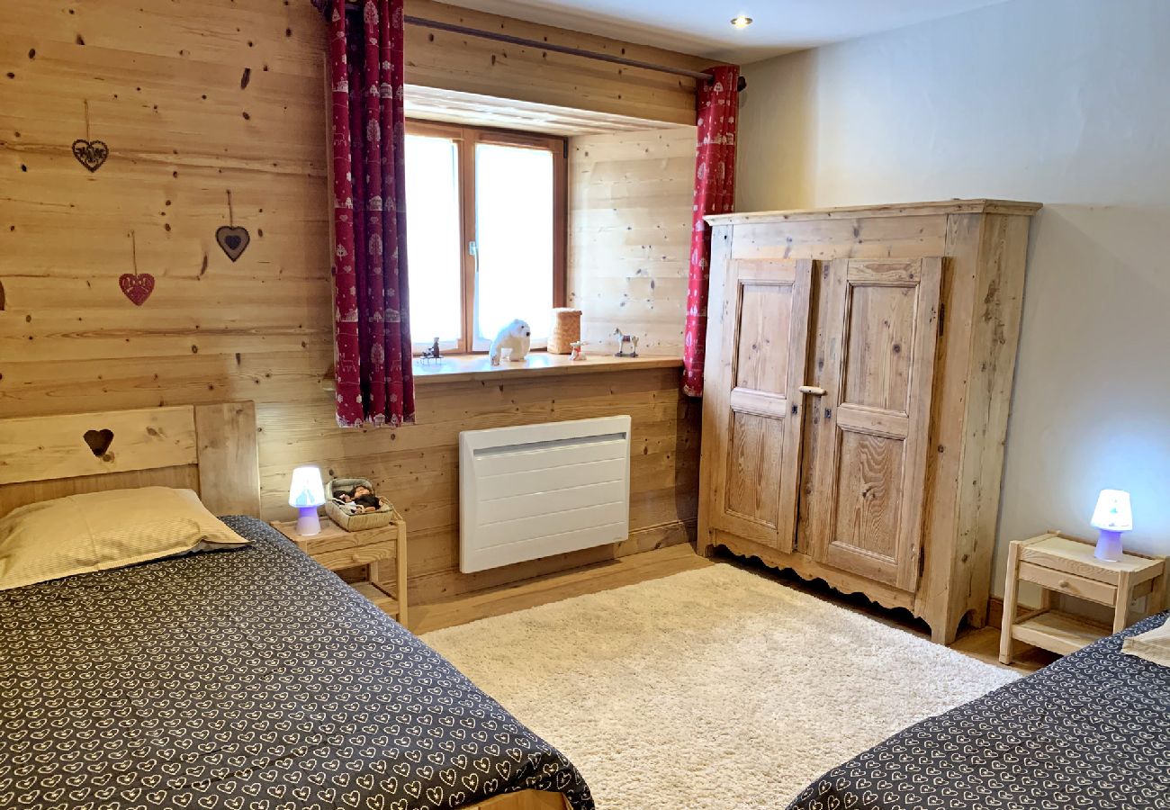 Chalet à Les Carroz d'Arâches - Magnifique chalet, 12 personnes, 6 chambres ,  3 salles d'eau,  Les Carroz  domaine skiable du Grand Massif  - NAN620