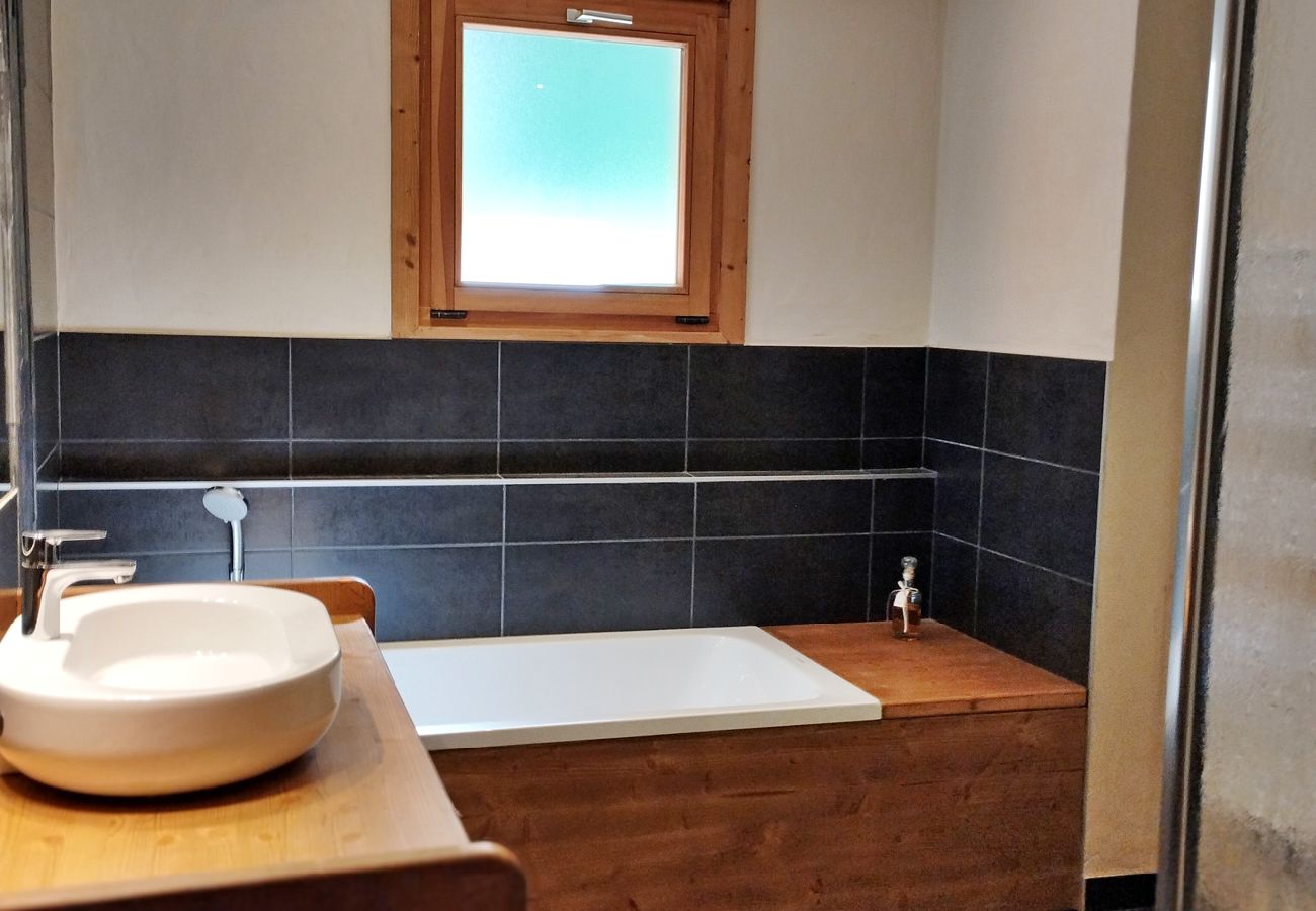 Chalet à Les Carroz d'Arâches - Magnifique chalet, 12 personnes, 6 chambres ,  3 salles d'eau,  Les Carroz  domaine skiable du Grand Massif  - NAN620