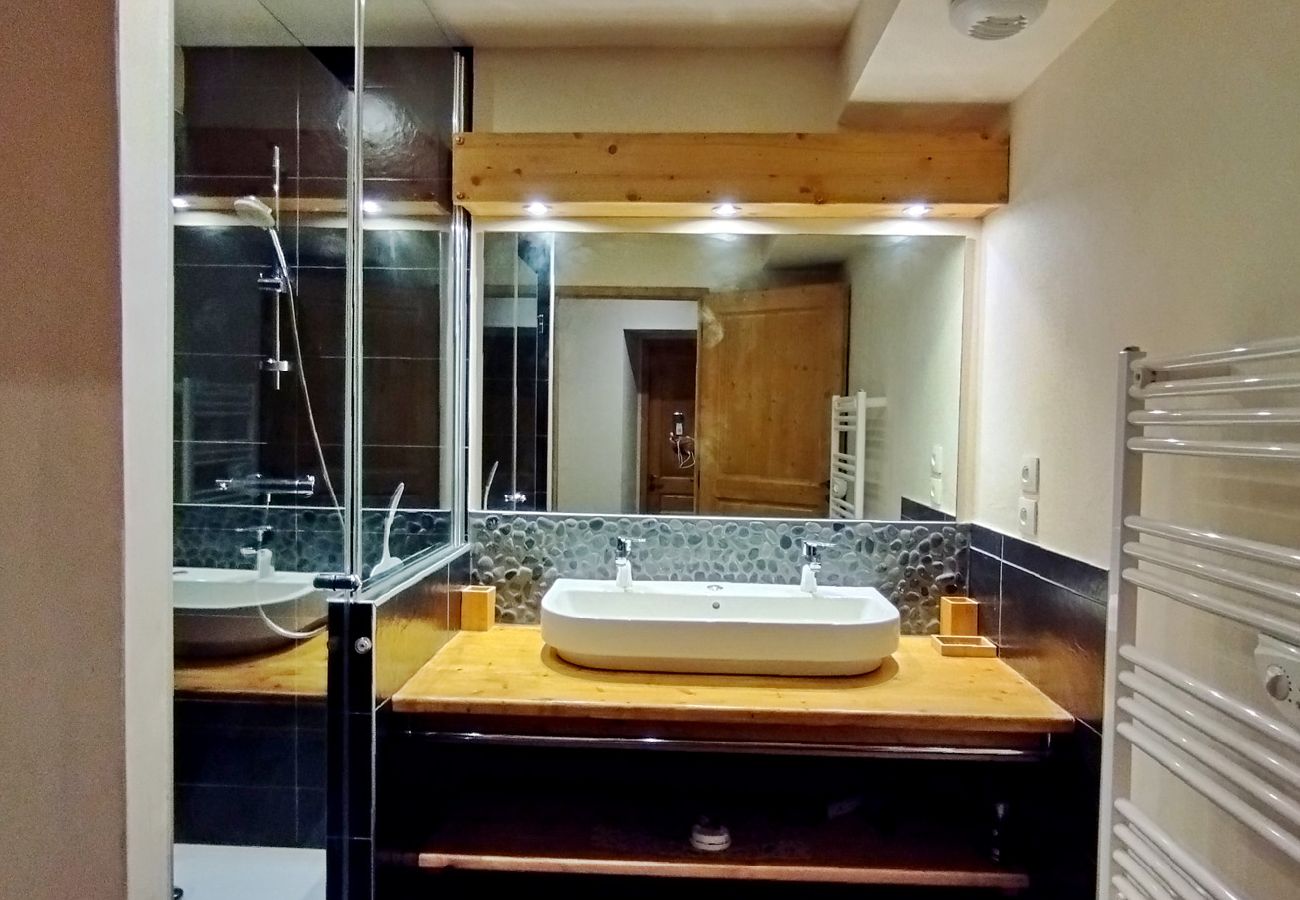Chalet à Les Carroz d'Arâches - Magnifique chalet, 12 personnes, 6 chambres ,  3 salles d'eau,  Les Carroz  domaine skiable du Grand Massif  - NAN620