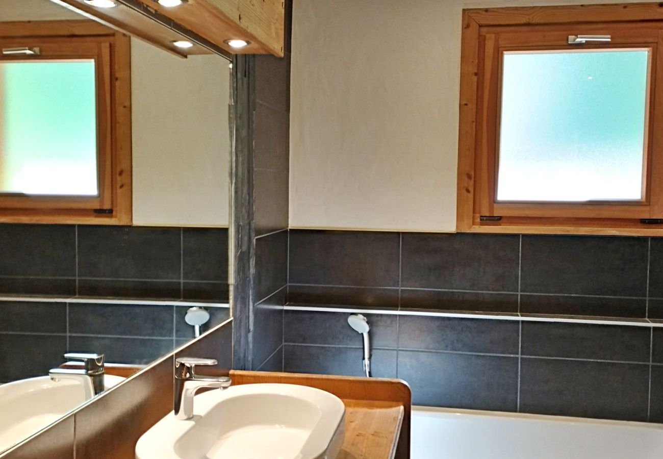 Chalet à Les Carroz d'Arâches - Magnifique chalet, 12 personnes, 6 chambres ,  3 salles d'eau,  Les Carroz  domaine skiable du Grand Massif  - NAN620