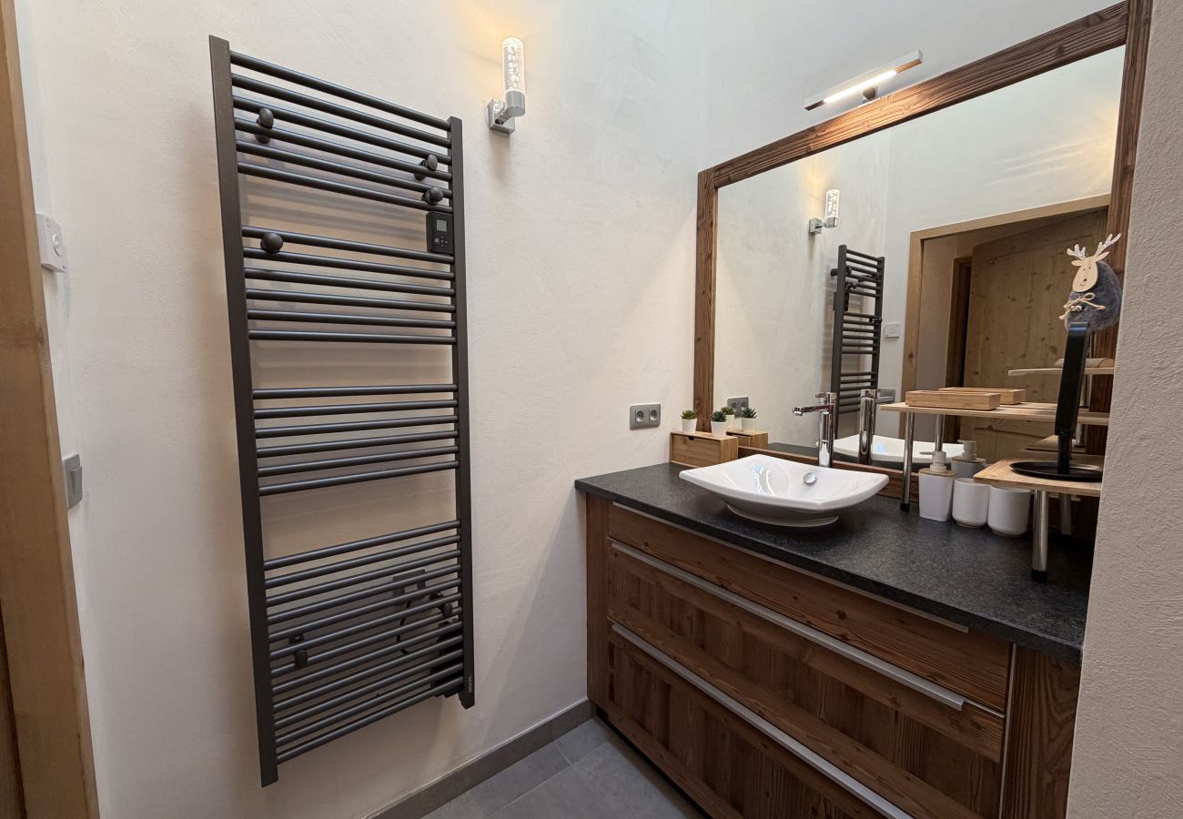 Appartement à Les Carroz d'Arâches - 5 Pièces 8pers au coeur du village, LES CHALETS D'ELINE Parking souterrain,  2 balcons -ELI645
