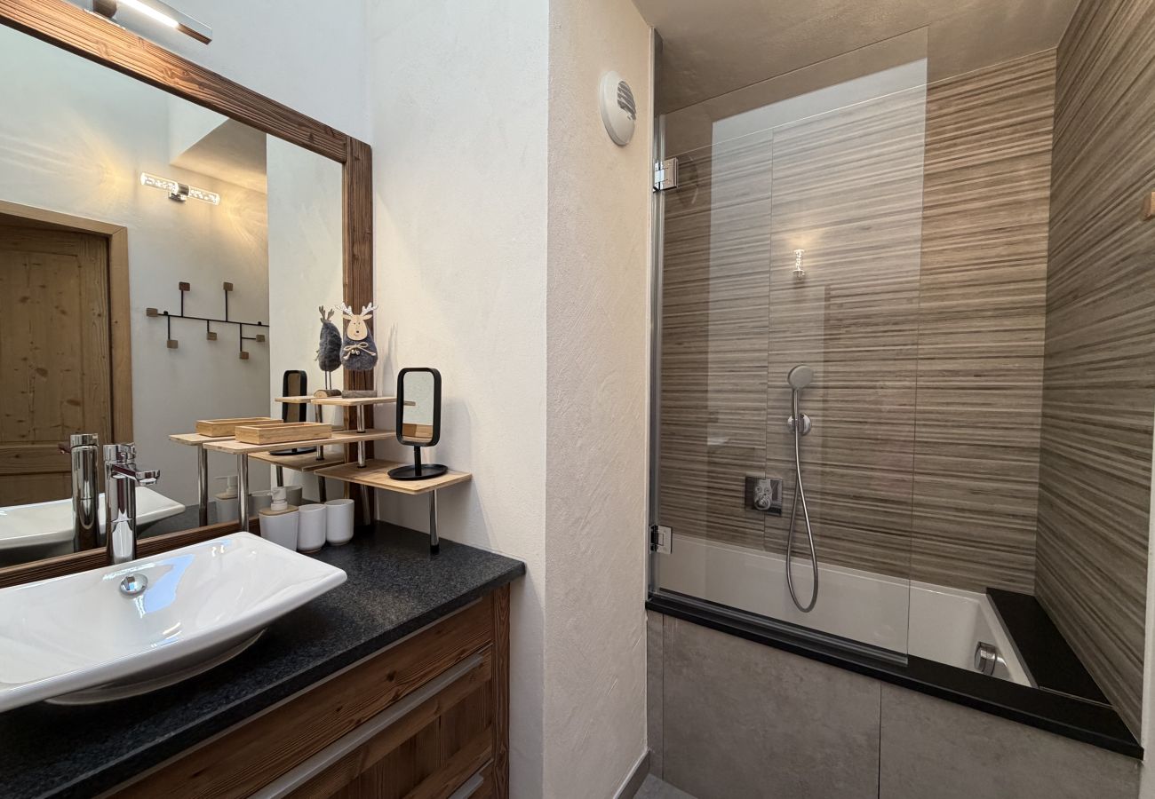 Appartement à Les Carroz d'Arâches - 5 Pièces 8pers au coeur du village, LES CHALETS D'ELINE Parking souterrain,  2 balcons -ELI645