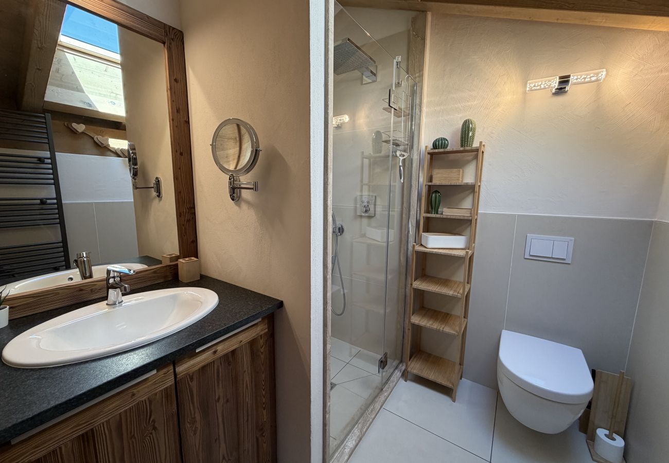 Appartement à Les Carroz d'Arâches - 5 Pièces 8pers au coeur du village, LES CHALETS D'ELINE Parking souterrain,  2 balcons -ELI645