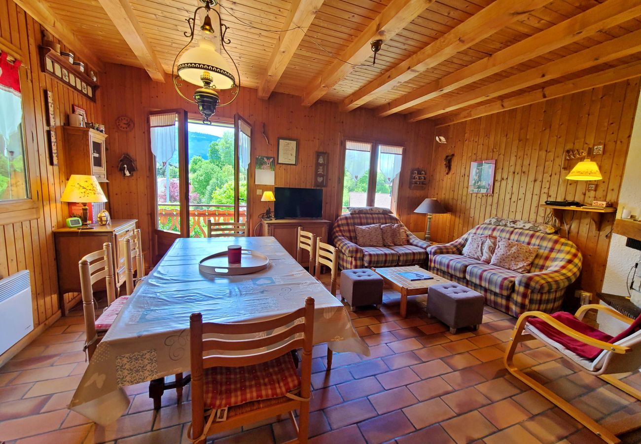 Chalet à Les Carroz d'Arâches - Location vacances Chalet 6 personnes à 1,5 km du centre - NAN700
