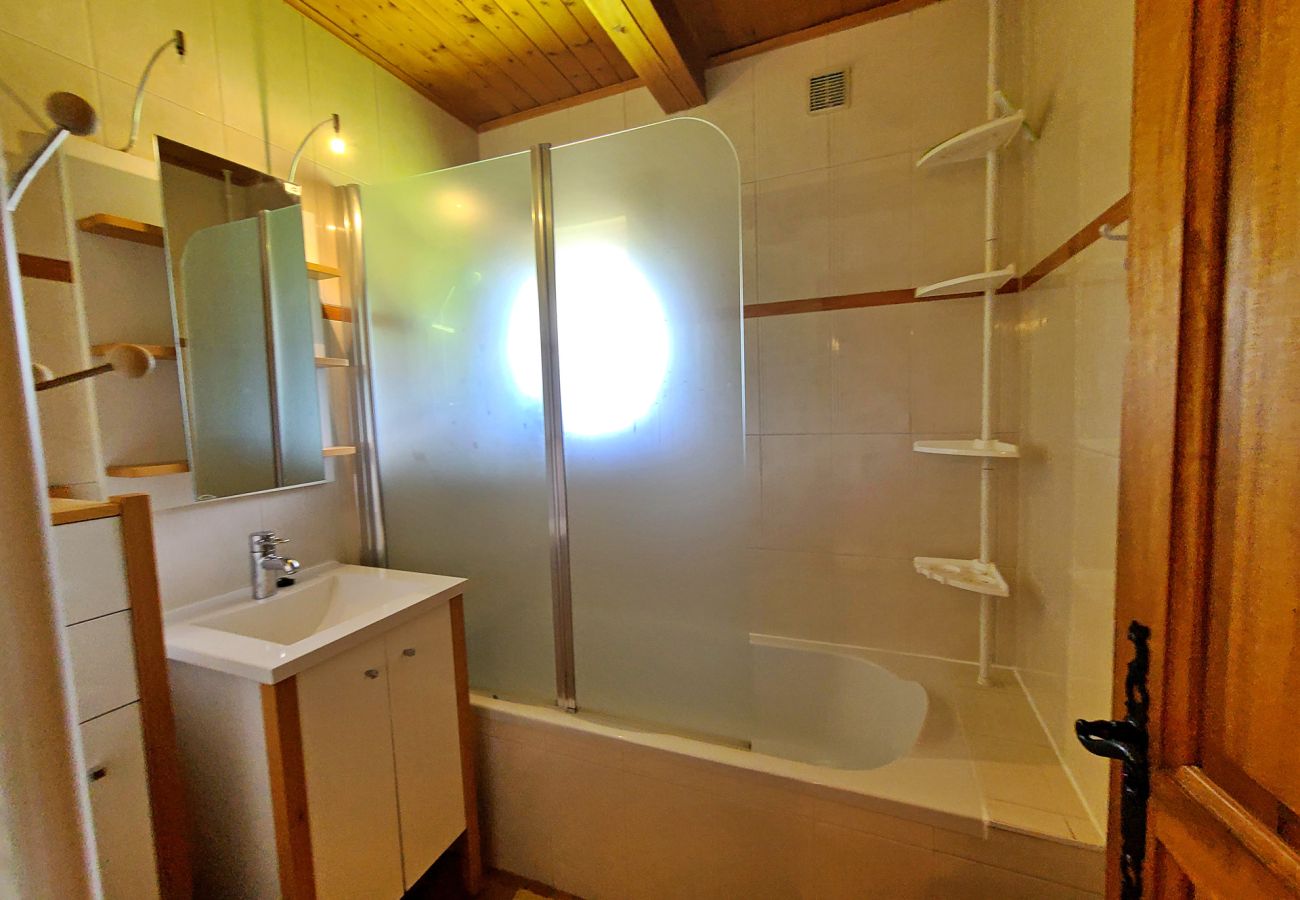 Chalet à Les Carroz d'Arâches - Location vacances Chalet 6 personnes à 1,5 km du centre - NAN700