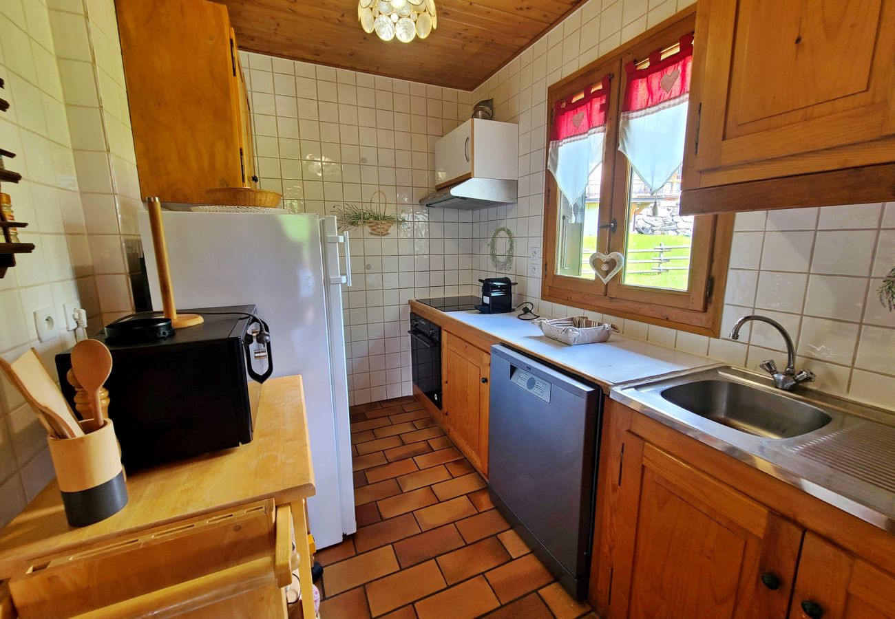 Chalet à Les Carroz d'Arâches - Location vacances Chalet 6 personnes à 1,5 km du centre - NAN700